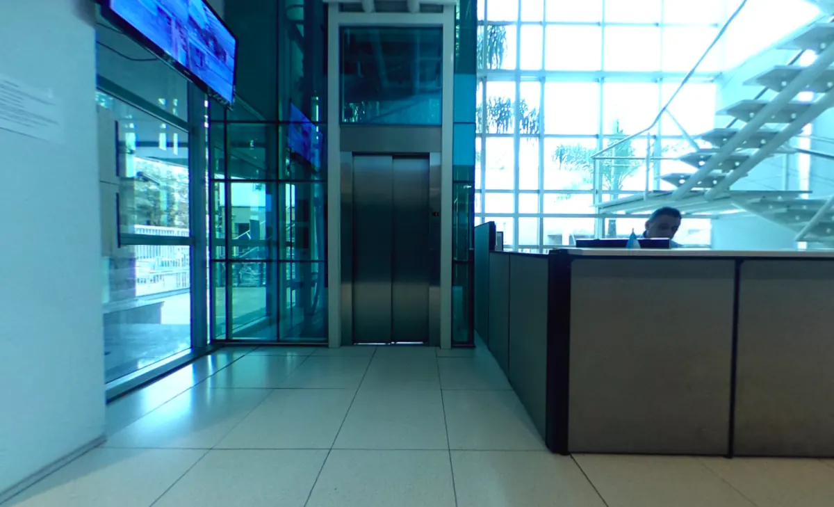 Datacenter reception with staffed front desk, elevator and glass façade